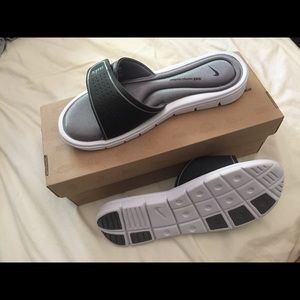Nike Women’s size 8 Memory Foam Slip On NEVER WORN